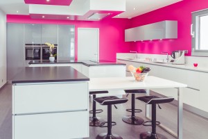 Cuisine moderne sur mesure avec meubles blancs et fond rose