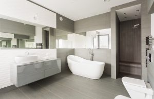 Une salle de bain moderne sur-mesure combinant douche et baignoire