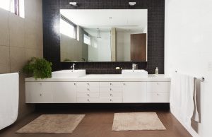 Double vasque et miroir immense pour cette salle de bain moderne sur-mesure